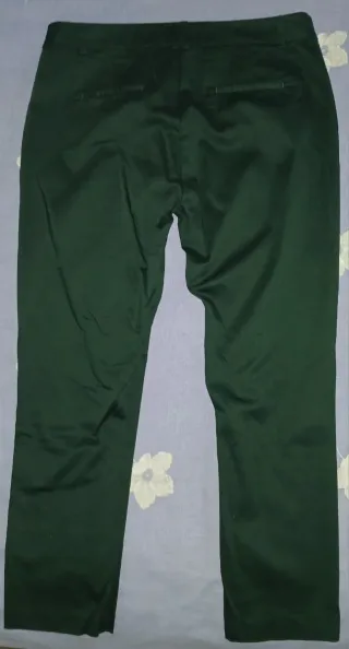 Pantalón de vestir con cinturón.