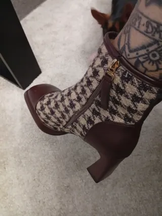 Botines de cuadros beige y marron