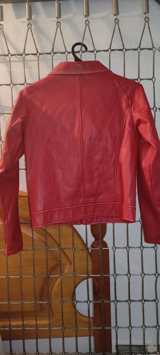 Chaqueta roja estilo motero sin género