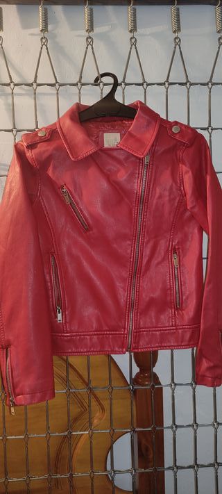 Chaqueta roja estilo motero sin género