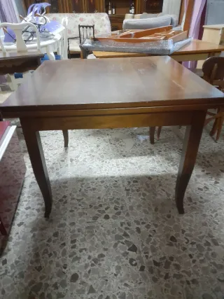 Tavolo da gioco con roulette e puntate