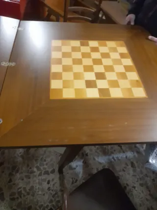 Tavolo da gioco con roulette e puntate