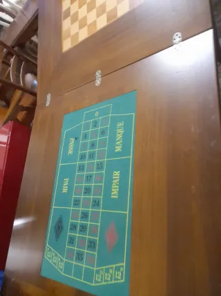 Tavolo da gioco con roulette e puntate