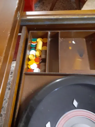 Tavolo da gioco con roulette e puntate