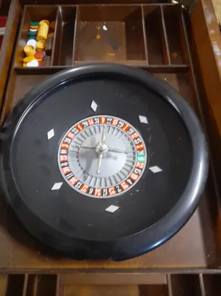 Tavolo da gioco con roulette e puntate