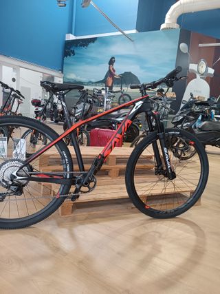 Bicicleta de carbono SAVA