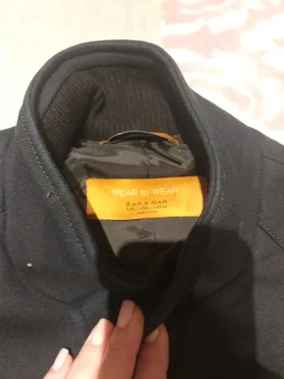 Abrigo de paño negro talla L pero da poca talla.