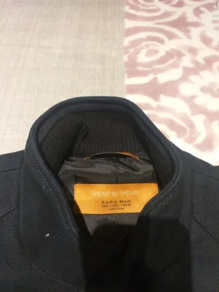 Abrigo de paño negro talla L pero da poca talla.