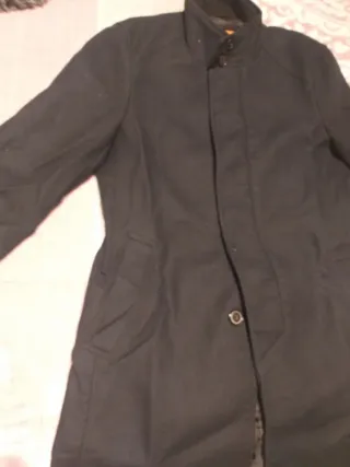 Abrigo de paño negro talla L pero da poca talla.