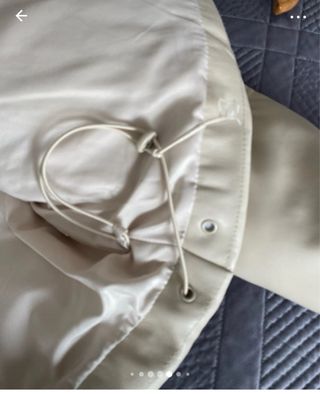 Cazadora efecto piel Stradivarius Blanca Talla S.