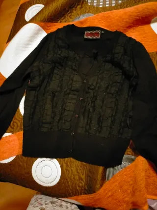Cardigan negro con transparencias