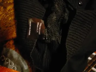 Cardigan negro con transparencias