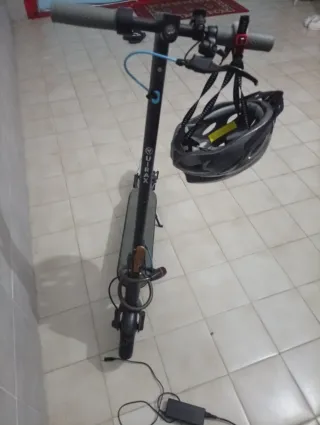 Patinete Eléctrico con Cargador y Casco