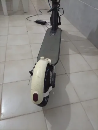 Patinete Eléctrico con Cargador y Casco