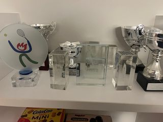 Trofeos de tenis de cristal y metal