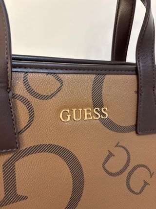 Bolso Guess Marrón Estampado Grande