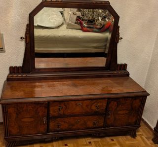 Tocador de madera con espejo reclinable