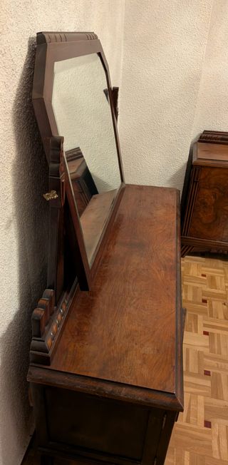 Tocador de madera con espejo reclinable