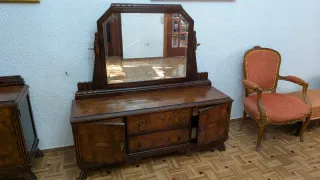 Tocador de madera con espejo reclinable