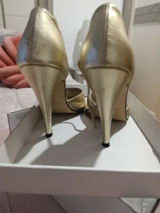 Zapatos de tacón dorados piel
