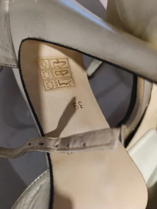 Zapatos de tacón dorados piel