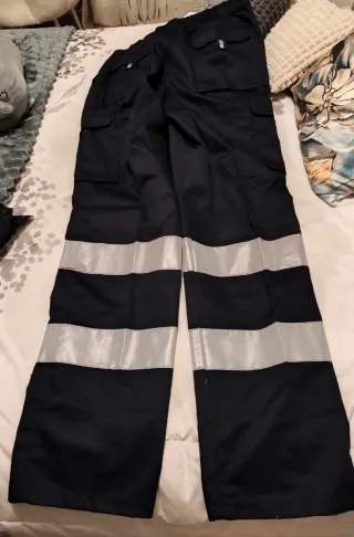 Pantalón de trabajo hombre azul con reflectantes.