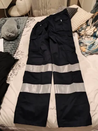 Pantalón de trabajo hombre azul con reflectantes.