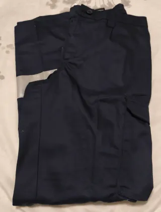 Pantalón de trabajo hombre azul con reflectantes.