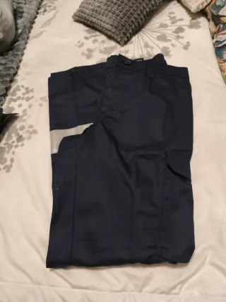 Pantalón de trabajo hombre azul con reflectantes.