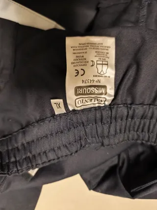 Pantalón de trabajo hombre azul con reflectantes.