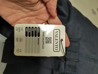 Pantalón de trabajo hombre azul con reflectantes.