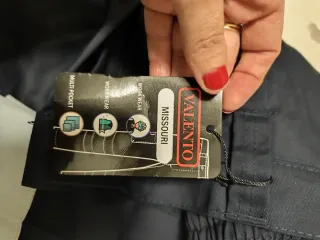 Pantalón de trabajo hombre azul con reflectantes.
