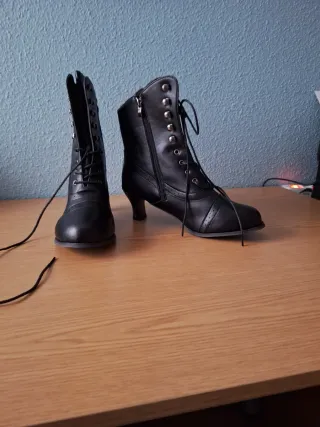 Botines negros con cordones y tacón