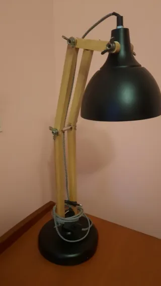 Lampada da terra nera e in legno