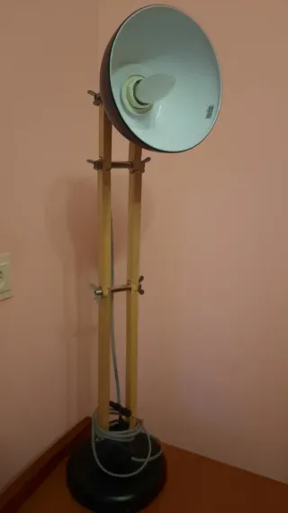 Lampada da terra nera e in legno