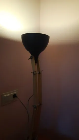 Lampada da terra nera e in legno
