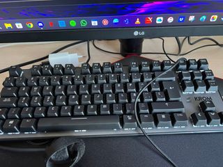 Teclado Mecánico Gaming Krom Kernel TKL RGB