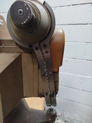 Máquina remachadora semiautomática