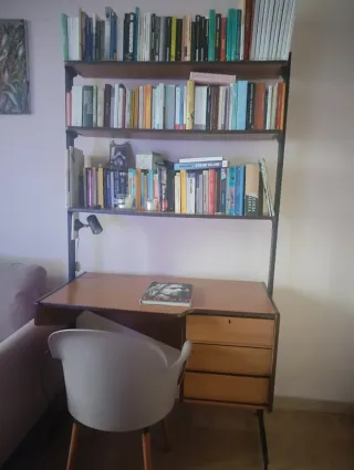 Scrivania con libreria e lampada