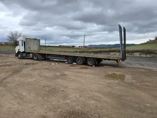 Semirremolque plataforma con rampas