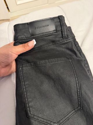 Pantalón negro Stradivarius
