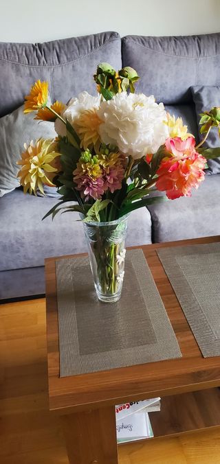 Jarrón de cristal transparente y rosa