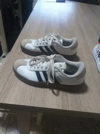 2 Pares Tenis Adidas Blancos y Beige
