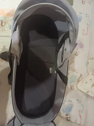 Capazo gris para cochecito de bebé