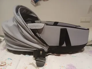 Capazo gris para cochecito de bebé