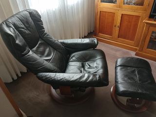 Sillón de cuero negro con reposapiés