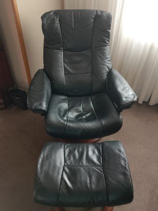 Sillón de cuero negro con reposapiés