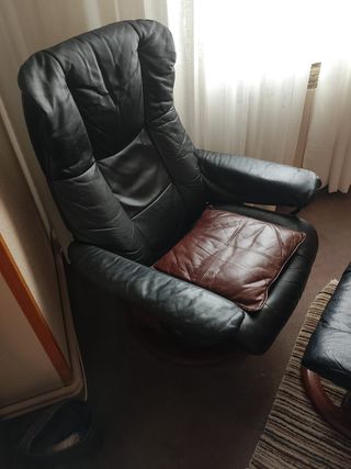 Sillón de cuero negro con reposapiés