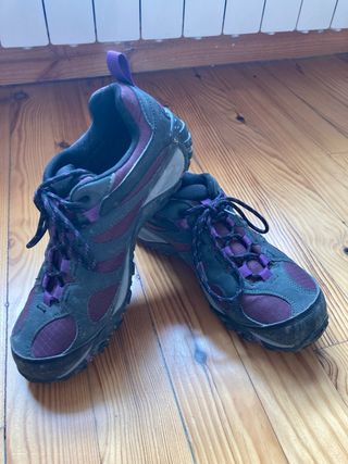 Botas de montaña Merrell grises y moradas