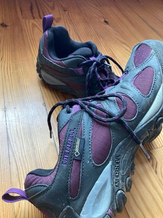 Botas de montaña Merrell grises y moradas